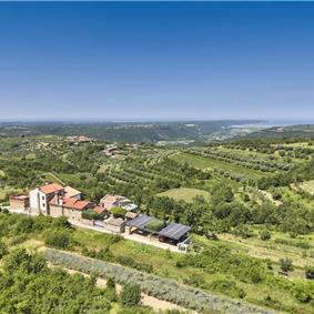 4 Bedroom Luxury Villa Retreat with Heated Infinity Pool near Buje, Sleeps 8-10